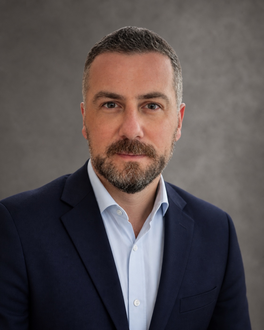 Professionelles Porträt von Ethan Mitchell
